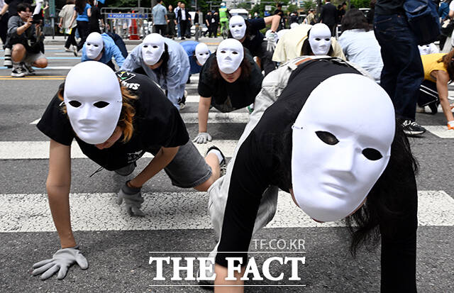 녹색연합 활동가들이 22일 오전 생물다양성의 날을 맞아 서울 광화문 이순신 동상 앞에서 동물의 보호 및 인간과의 공생을 촉구하며 네발로 교차로를 건너고 있다. /임영무 기자