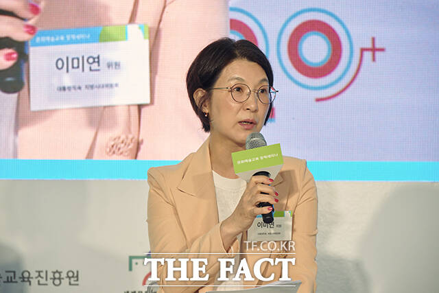 이미연 대통력직속 지방시대위원회 위원이 22일 오후 서울 용산구 블루스퀘어 복합문화공간 NEMO에서 열린 ‘2025 문화예술교육 정책 행사’ 1일차 ‘문화예술교육 정책 세미나’에서 ‘문화예술교육으로 살리는 지방시대’을 주제로 발제를 하고 있다. /한국문화예술교육진흥원