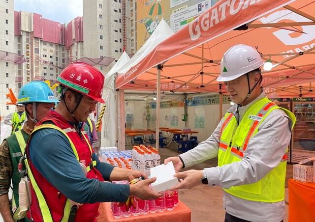 현대건설이 혹서기 온열질환 예방을 위한 현장 맞춤형 캠페인을 본격 시행했다. /현대건설