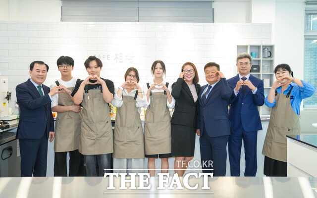 22일 김지철 충남도교육감이 ‘2025 충남상업경진대회’에 출전한 학생들과 함께 기념 촬영을 하고 있다. /충남교육청