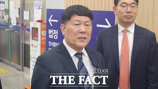 김정규 타이어뱅크 회장이 21일 대전고등법원 316호에서 이뤄진 조세포탈 혐의 항소심 결심 공판이 끝난 후 취재진들의 질문에 답변을 하고 있다./정예준 기자