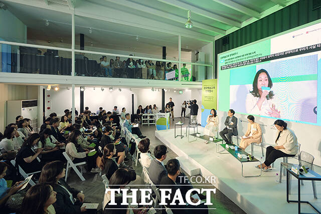 국내외 전문가들이 22일 오후 서울 용산구 블루스퀘어 복합문화공간 NEMO에서 열린 ‘2025 문화예술교육 정책 행사’ 1일차 ‘문화예술교육 정책 세미나’에 참석해 문화예술교육의 미래 방향을 논의하고 있다. /한국문화예술교육진흥원