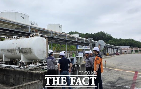 대전소방본부 관계자들이 대형·노후 위험물시설 안전 점검을 실시하고 있는 모습 /대전소방본부