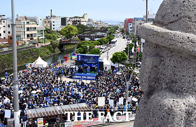 이재명 후보 연설 듣는 제주 시민들.
