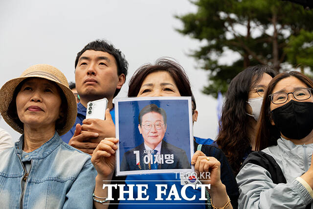 이재명 후보 연설 듣는 양산 시민들.