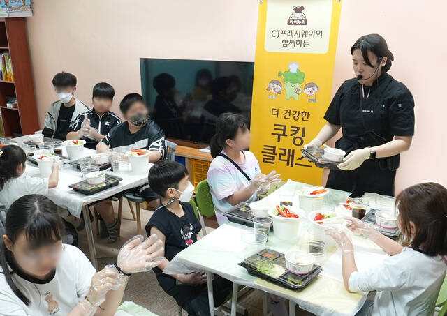 지난 20일 경기도 일산 푸른학교반디교실지역아동센터에서 열린 아이누리 쿠킹클래스에 아동들이 참여하고 있다. /CJ프레시웨이