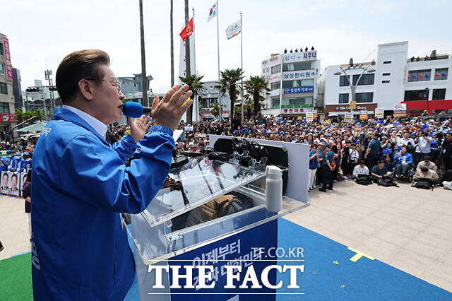 이재명 더불어민주당 대선 후보가 22일 오전 제주시 동문로터리에서 열린 유세에 참석해 연설하고 있다. /제주=배정한 기자