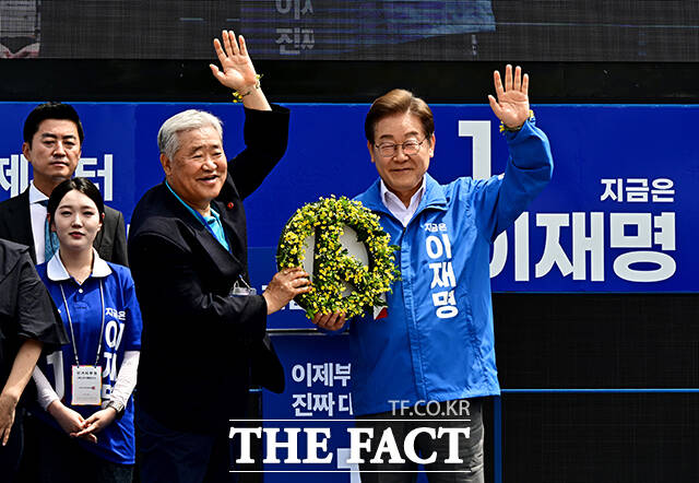 제주4.3 유가족들이 꽃으로 만든 투표 기호를 전달받는 이재명 후보.