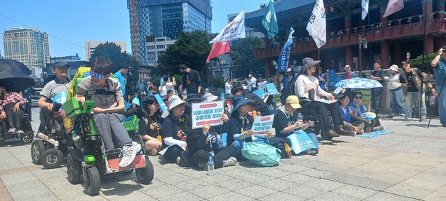 22일 보건의료단체연합과 무상의료운동본부, 빈곤사회연대 등은 서울 종로 보신각 앞에서 의료시장화·빈곤층 의료비 인상 중단 촉구 결의대회를 했다. /사진=이준영 기자