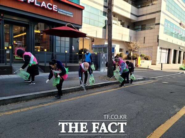 노은3동 직능단체 회원들이 길거리의 쓰레기를 줍고 있다./대전 유성구