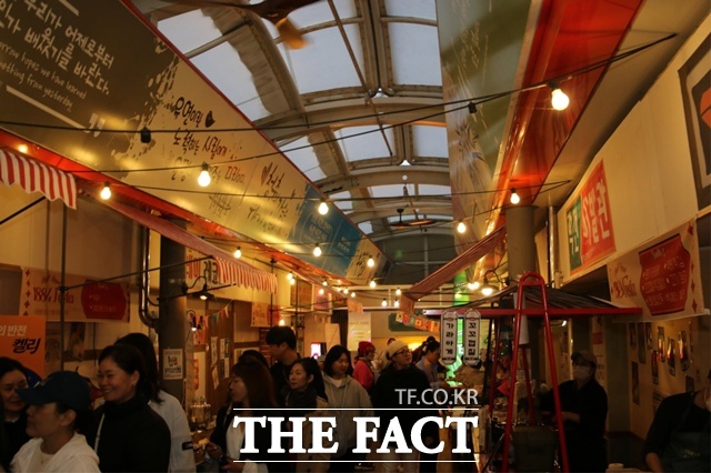 진주 중앙시장과 논개시장이 매주 토요일 밤 올빰토요야시장과 생맥주 축제 호프 1884 운영으로 지역 상권에 활기를 불이넣고 있다. /진주시