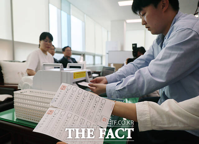 25일 온라인 커뮤니티 등에 따르면 카카오톡 오픈채팅방을 중심으로 조기 대선에서 부정선거를 막기 위한 투표 방법이라며 확인되지 않은 낭설이 난무하고 있다. 중앙선거관리위원회(선관위)의 사실과 다르다는 설명에도 윤석열 전 대통령의 부정선거 관련 영화 관람 이후 음모론은 급속도로 확산되고 있다. /박헌우 기자