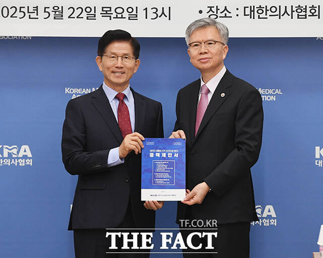 김문수 국민의힘 대선후보가 22일 오후 서울 용산구 대한의사협회에 열린 의협 회장단과 간담회에 참석해 김택우 의사협회장으로부터 정책제안서를 받고 있다. /남윤호 기자