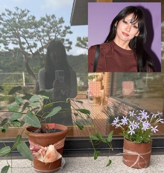 이효리(사진) 이상순 부부가 청년 자립기금으로 2억 원을 기부했다. 기부금은 자립준비청년의 학업 생활 보조비 및 진로 탐색 활동 등을 지원하는 데 사용될 예정이다. /이효리 SNS, 더팩트 DB