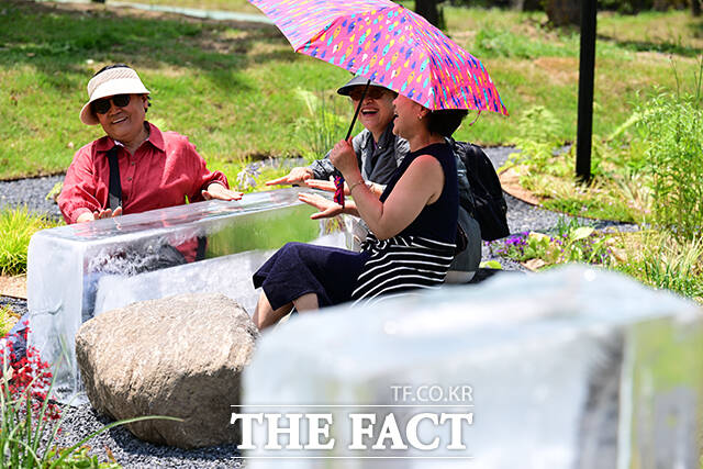 2025 서울국제정원박람회을 찾은 시민들이 Waterrooots! 작품을 체험하고 있다.