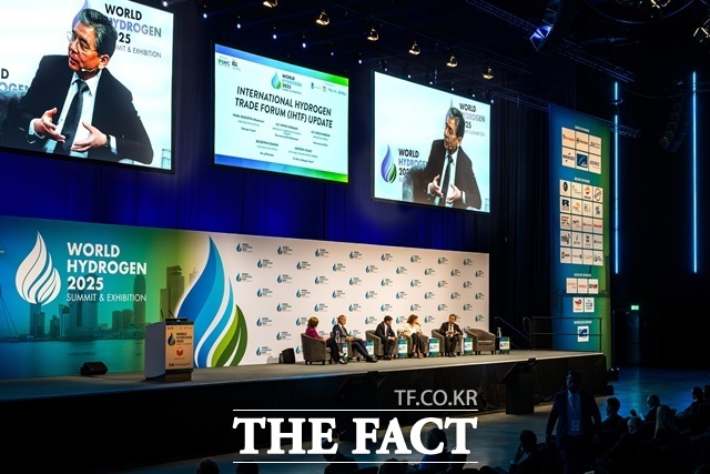 현대차그룹이 20~22일(현지시간) 네덜란드 로테르담에 있는 아호이 컨벤션센터에서 개최된 월드 하이드로젠 서밋 2025에 참가해 수소 분야 글로벌 리더로서의 입지를 다졌다. 장재훈 현대차그룹 부회장이 21일(현지시간) 열린 월드 하이드로젠 서밋 2025 국제 수소 무역 포럼 패널 토론에서 발언하고 있다. /현대차그룹