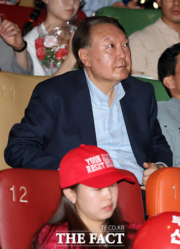 윤호중 더불어민주당 총괄선대본부장은 22일 윤석열 전 대통령이 전날 부정선거 주장을 다룬 다큐멘터리 영화를 관람한 것에 대해 또다시 부정선거를 꺼내 들어서 이번 대선 결과를 내란으로 몰고 가려는 사전 빌드업이 아니길 바란다고 밝혔다. /서예원 기자