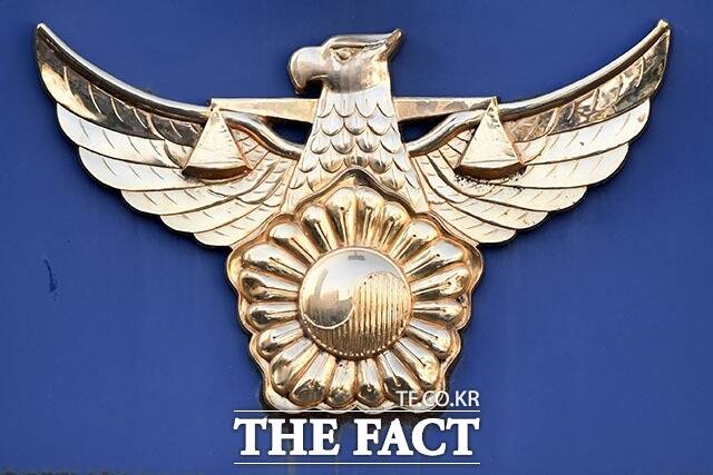 경찰이 피의자로 입건된 고객에게 수사 정보를 유출한 의혹으로 하나증권 모 지점에 대한 압수수색을 실시했다. /남윤호 기자