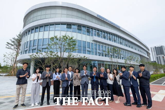 김형렬 행정중심복합도시건설청장과 최교진 세종시교육감을 비롯한 관계자들이 21일 세종시교육청 평생교육원을 합동점검을 하고 함께 기념 촬영을 하고 있다. /세종시교육청