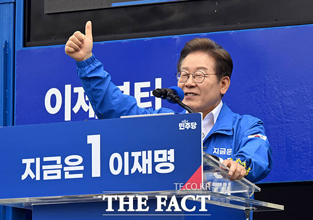 이재명 더불어민주당 대통령 후보는 22일 경남 양산을 찾아 검찰이 문재인 전 대통령을 뇌물수수 혐의로 기소한 것을 두고 제정신으로 하는 건가라며 강도 높은 비판을 쏟아냈다. /배정한 기자