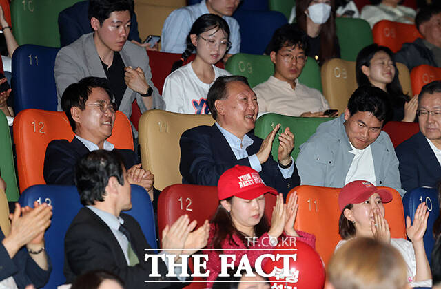 윤 전 대통령은 지난 21일 서울 동대문구의 한 영화관을 찾아 이영돈 PD와 전한길 전 한국사 강사 등이 기획·제작한 부정선거, 신의 작품인가를 관람했다. 중앙 왼쪽부터 이영돈PD, 윤 전 대통령, 전한길 전 역사강사. /서예원 기자