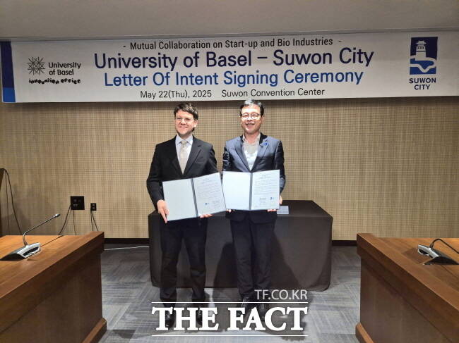장수석 수원시 기업유치단장과 크리스티안 엘리아스 슈나이더 바젤대학교 이노베이션실 센터장이 22일 수원컨벤션센터에서 협약을 맺은 뒤 기념촬영을 하고 있다./수원시