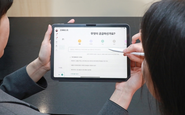 현대백화점이 백화점 신입사원이나 저연차, 직무변경자의 업무 숙달 및 전문 지식 함양을 돕는 대화형 AI 멘토 시스템을 자체 개발해 사내에 정식 도입했다. /현대백화점