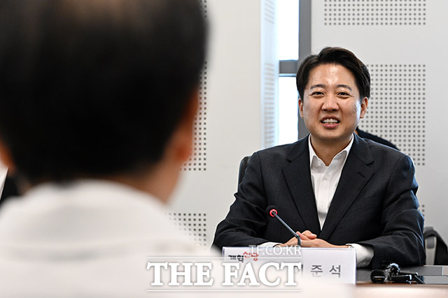 이준석 개혁신당 대선 후보가 고위공직자 보수를 실질 국내총생산(GDP) 성장률과 연계하는 미국식 성과 연동 보수제 도입을 발표했다. /성남=남용희 기자