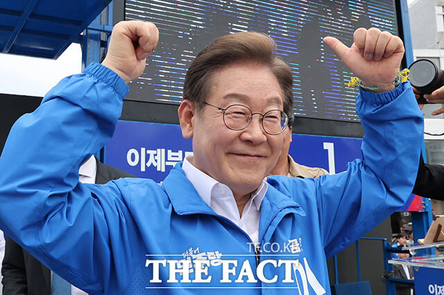 연설 마친 뒤 인사하는 이재명 후보.