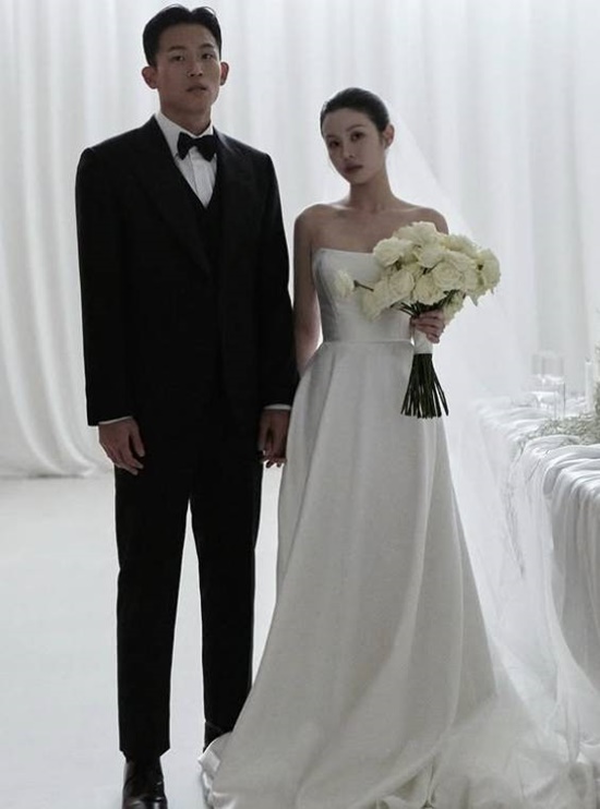 축구 국가대표 정우영 선수(사진 왼쪽)가 지난 20일 자신의 소셜 미디어에 배우 이광기의 딸 정연지 씨와 오는 6월15일 결혼식을 올린다고 직접 소식을 알렸다. /방송캡처, 이광기SNS