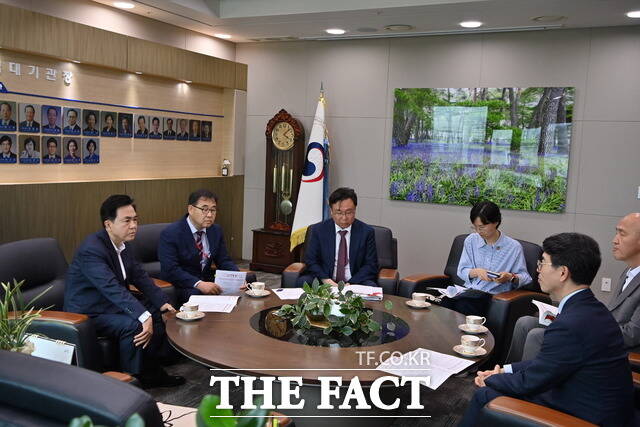 김태흠 충남도지사(왼쪽)가 22일 정부 세종청사 환경부를 방문해 김완섭 장관(오른쪽)을 만나 지천댐 신속 추진 등 주요 헌안 4건을 설명하고 적극 지원을 요청하고 있다. /충남도