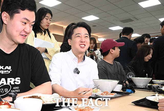 한 자릿수 지지율에 머물고 있는 이준석 개혁신당 후보가 TV토론을 반등의 기회로 삼기 위해 전력투구하고 있다. /인천=박헌우 기자