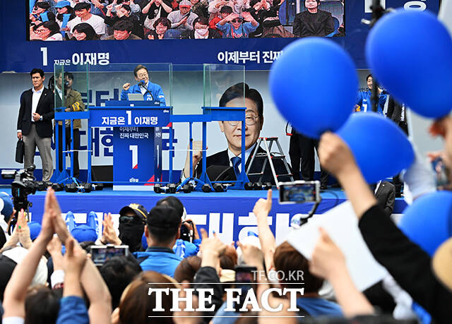 방탄유리 뒤에서 연설하는 이재명 후보.