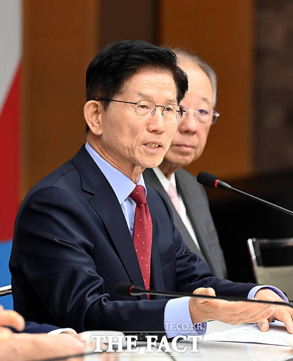 김문수 국민의힘 대선 후보가 22일 친윤(친윤석열)계 인사들이 이준석 개혁신당 후보 측에 당권을 대가로 단일화를 제안했다는 의혹에 대해 그런 이야기를 못 들어봤다고 선을 그었다. /남윤호 기자