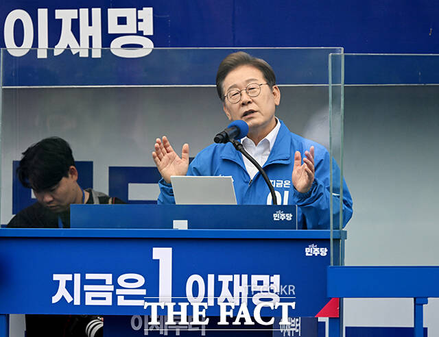 방탄유리 뒤에서 연설하는 이재명 후보.