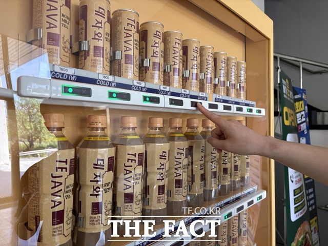 서울대학교 데자와 전용 자판기에서 한 학생이 데자와를 구매하고 있다. /문화영 기자