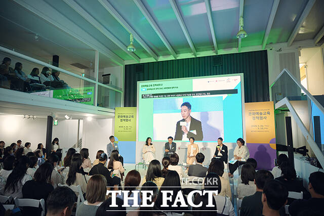 22일 오후 서울 용산구 블루스퀘어 복합문화공간 NEMO에서 열린 ‘2025 문화예술교육 정책 행사’ 1일차 ‘문화예술교육 정책 세미나’에서 전문가들이 ‘문화예술교육 정책 20년, 사회변화와 정책 이슈’ 토론에 참여하고 있다. /한국문화예술교육진흥원