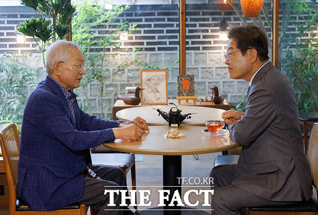 이재명 더불어민주당 대선 후보가 22일 오후 경남 양산시 소소서원에서 고 노무현 전 대통령의 정신적 멘토인 송기인 신부와 차담을 나누고 있다. /양산=배정한 기자
