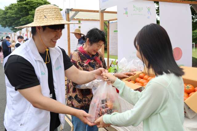 현대위아는 지난 21일 경남 창원 현대위아 본사에서 농산물 장터 두 번째 이음마켓을 열었다. /현대위아