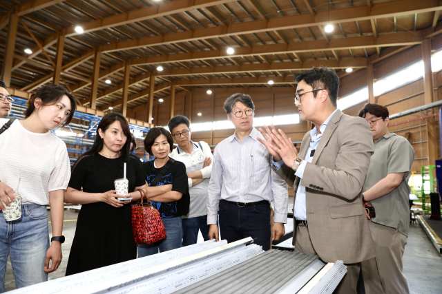 동국씨엠은 지난 21일 서울 중구 페럼타워 본사에서 건축사 약 30명을 초청해 원데이 럭스틸 투어 행사를 진행했다 ／동국씨엠