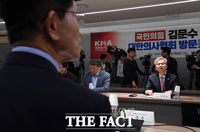 김택우 의사협회장 전문가를 배제한 무리한 정책 추진이 어떤 결과를 초래했는지를 후보님께서도 너무 절감하고 있을 것.