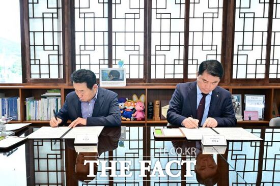 21일 백영현 포천시장(왼쪽)과 정형교 공간정보품질관리원장이 공간정보 품질 향상을 위한 업무협약(MOU)에 서명하고 있다./포천시