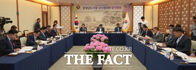 당진시청에서 22일 열린 민선8기 3차년도 제5차 충남시장군수협의회에 이완섭 서산시장(가운데 왼쪽)이 참석 하고 있다. /서산시