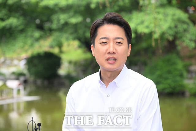 이준석 개혁신당 대선 후보가 이번 대선에서 이준석, 개혁신당의 이름으로 반드시 승리하겠다며 김문수 후보와의 단일화에 다시 한 번 단호하게 선을 그었다. 이 후보가 22일 오전 인천 미추홀구 인하대학교 용현캠퍼스에서 기자들의 질문에 답변하고 있다./박헌우 기자