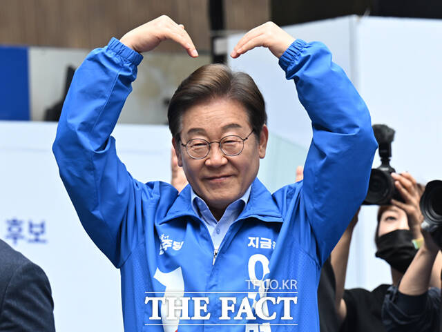 6·3 대통령 선거 공식선거 운동 11일차인 22일 제주를 찾은 이재명 더불어민주당 대통령 후보는 제주 4·3 사건을 언급하며 대통령이 된다면 국가폭력범죄의 공소시효를 배제하는 법안을 반드시 통과시키겠다고 약속했다. /이새롬 기자