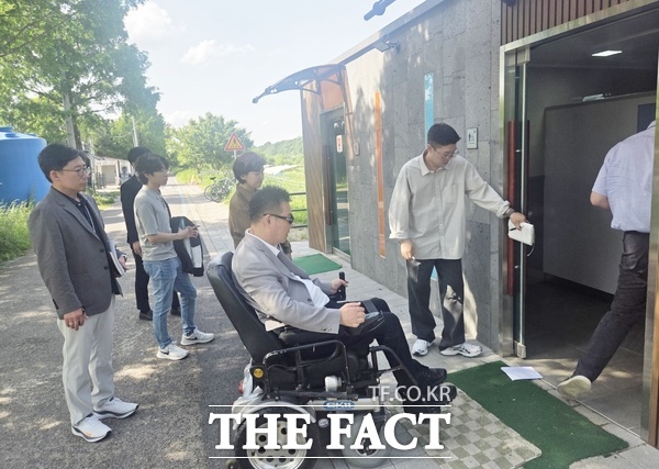대전시의회 장애인사회참여증진특별위원회가 지난 19일부터 21일까지 3일간, 대전시 관내 무장애나눔길 및 공중화장실 총 22개소를 대상으로 접근성 및 편의시설 관리 실태를 집중 점검했다. 황경아 위원장이 직접 공중화장실을 점검하고 있다./대전시의회