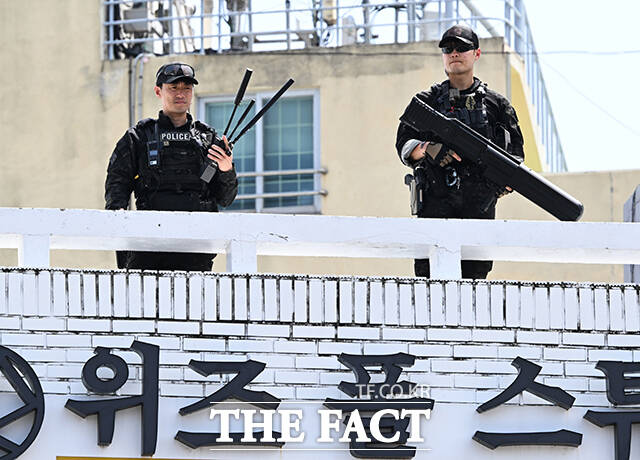 유세현장 지키는 경찰특공대.