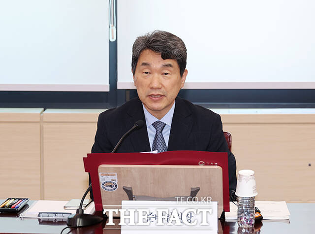 이주호 대통령 권한대행 부총리 겸 교육부 장관이 22일 오후 서울 종로구 정부서울청사에서 열린 제7차 APEC 준비위원회 회의에 참석해 모두발언을 하고 있다. /교육부