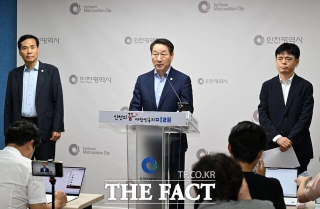 유정복 인천시장이 22일 시청 브리핑룸에서 백령·대청·소청도 유네스코 세계지질공원 지정 추진 중단과 관련한 시 입장을 발표하고 있다./인천시