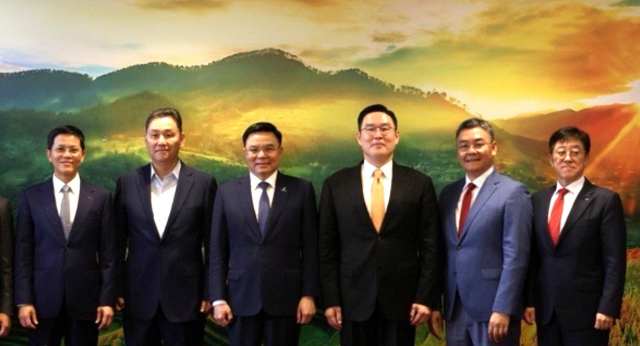 LS전선 구본규 대표(오른쪽 세 번째)와 주요 계열사 대표들이 21일부터 2일 동안 베트남 하노이에서 열린 아세안 전략 워크숍에 참여했다. /LS전선